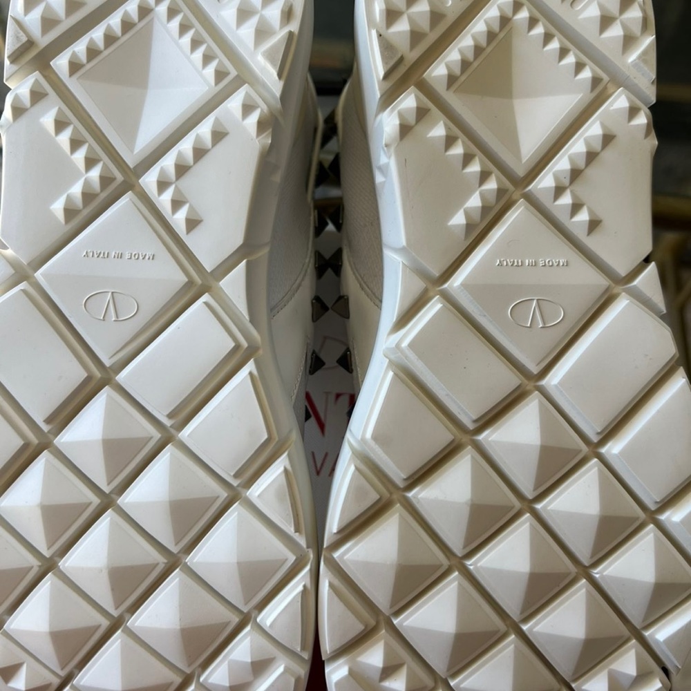 VALENTINO エンヘリッシュト ラウントトゥ ハレリナ シュス Valentino Garavani Men's Multi-Color CROCHET Low Top